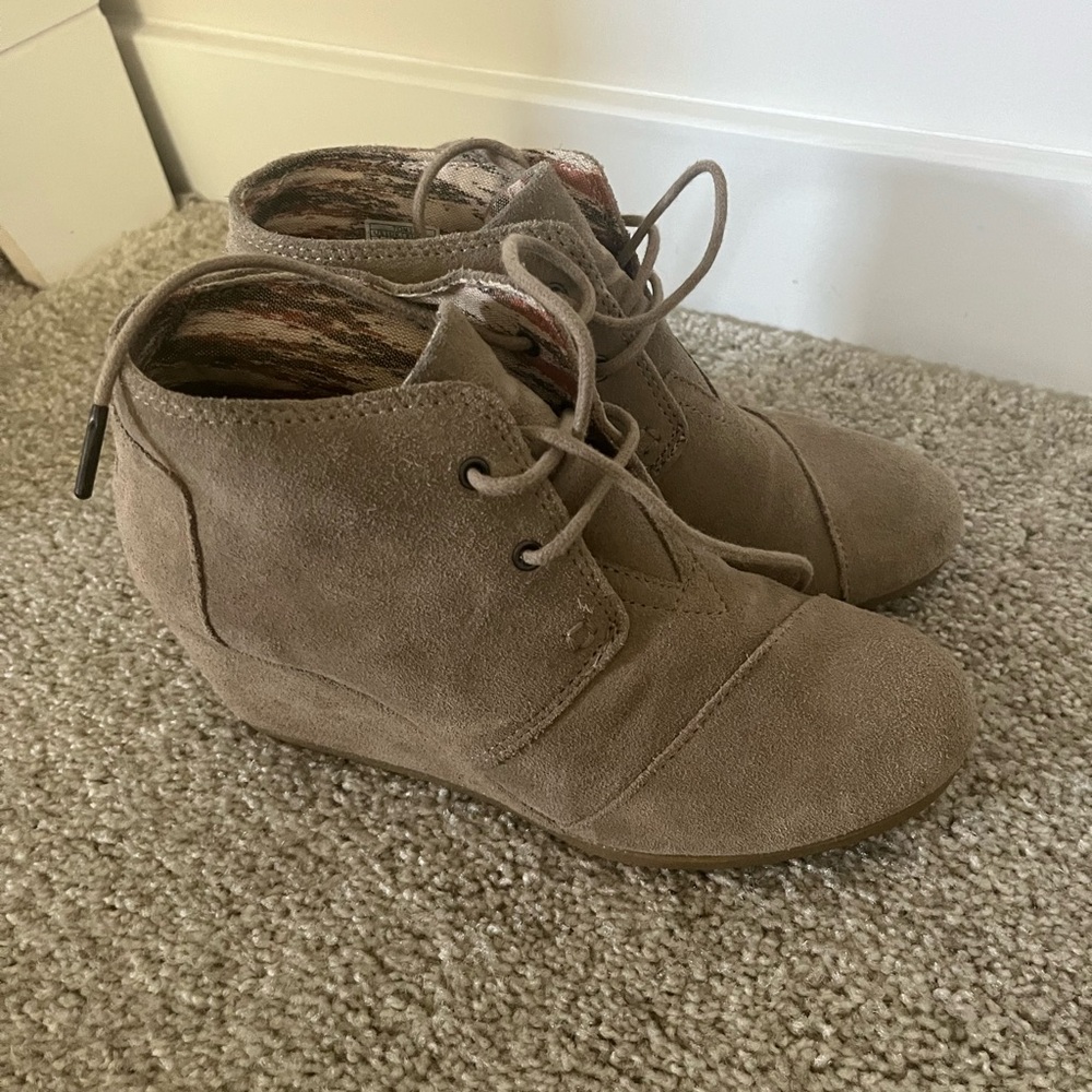 TOMS size 7 Like New